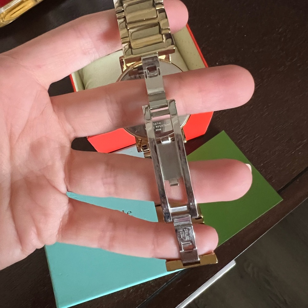 KATE SPADE GOLD ROUND WATCH - Picture 6 of 10